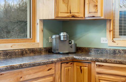 Cozy 3BR Cabin With Hot Tub on Nippersink Creek - Photo 21