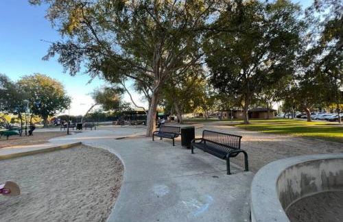 Adorable 2BR-2BA House with EV & Free Parking and Family Friendly in Los Angeles - Photo 75