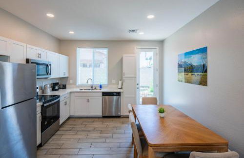 Serene 2BR Home with Premium Beds - Foto 78