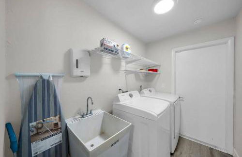 Relax & Play! 3BR Pool Home in Cape Coral - Pet-Friendly with Game Room - Foto 16