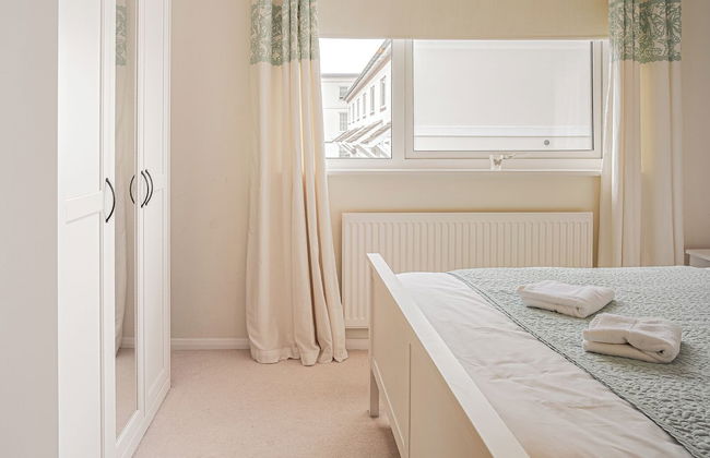 Central 2 Bed House w/ Garden and Free Parking! - Photo 15