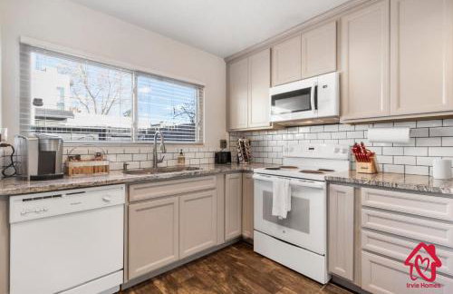 The Plaza - An Irvie Home w Summer Pool - Photo 2