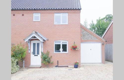 The Croft a lovely town house in the centre of Holt with free PARKING for two cars - Photo 17