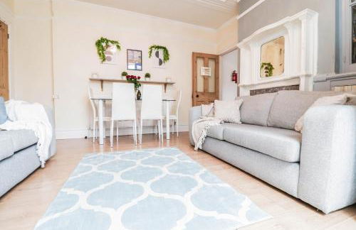 Spacious 4-Bed Home, Perfect Stay with Free WiFi - Foto 25