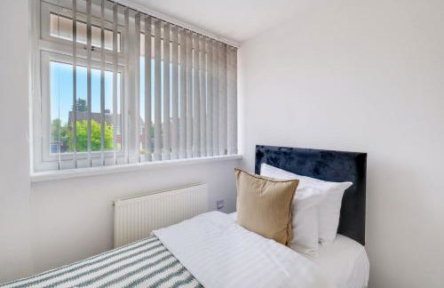 Elegant 5 Bed Home with Garden & Parking - Slough - Foto 43