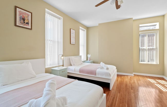 Massive Downtown Area Home... sleeps 14 - Photo 3