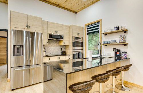 Porch and 1-Acre Yard White Mountains Hideaway - Foto 6