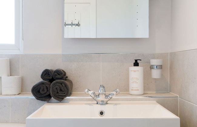 Coastal Retreat for 6 Close to Beaches - Photo 23