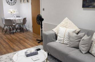 Stylish 2-Bed Apartment by Manchester City Cente - Photo 7