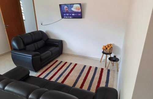 Privacidade para sua família e grupos em um só lugar-2 quartos- melhor custo-benefício, garagem, sala com cozinha integrada, aconchegante, ambiente moderno e funcional, wi-fi veloz gratuito, próximo ao Parque das Águas-Calçadão e tudo que a cidade oferece - Foto 19