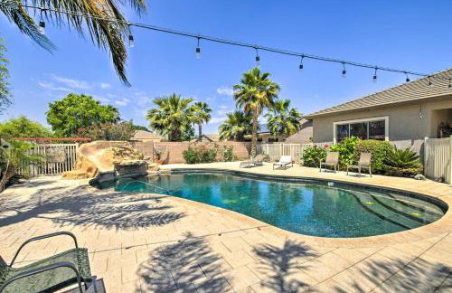 Pool Table, Yard and Grill Luxe Queen Creek Escape - Foto 1