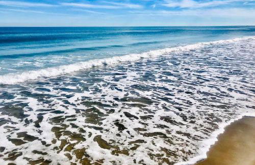 Oceanfront Beach House - Pool, Private Beach Access, Sleeps 12 - Foto 1