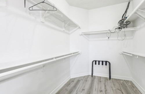 O18B Spacious 3BR Home Sleeps 10 With 2 Living Areas - Foto 38