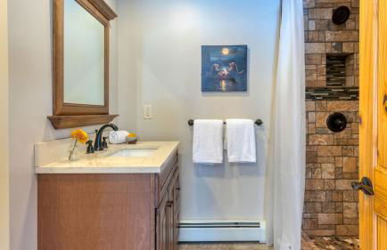 Mins to Hunter Mountain • Sleeps 36 • Pool Spa Games Bar Cozy Peaks Lodge by AvantStay - Foto 47