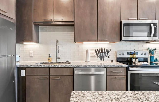 Cozy 1BR King Suite Close to Downtown w Fast Wifi - Foto 25