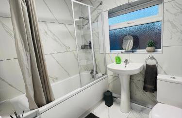 4bedroom Sleeps6 Business ContractorsDiscounts free WiFi - Photo 6