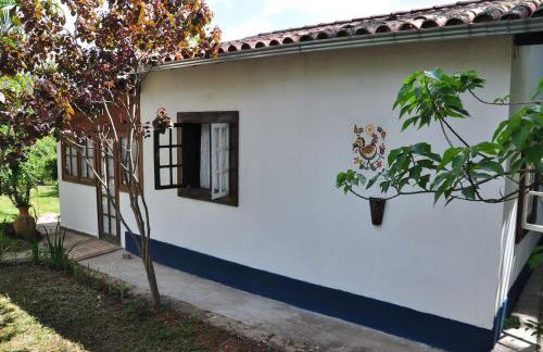 Casa COMPLETA, 2 quartos, Estacionamento GRATUITO, WIFI 300MB, frigobar, microondas, fogão e jardim - Foto 11