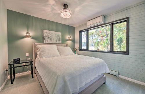 Spacious Delton Home with Fire Pit and Lake Views - Foto 12