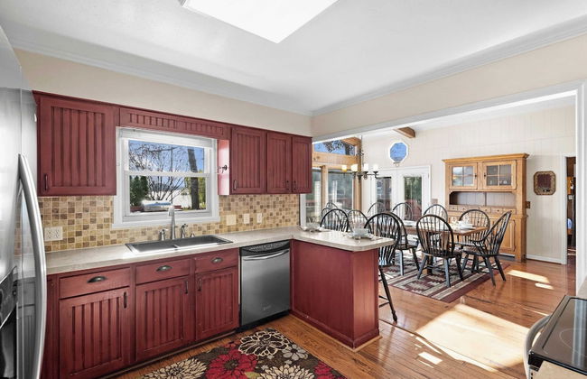 Bear Creek Lodge by Avantstay Lakefront + Dock - Photo 23