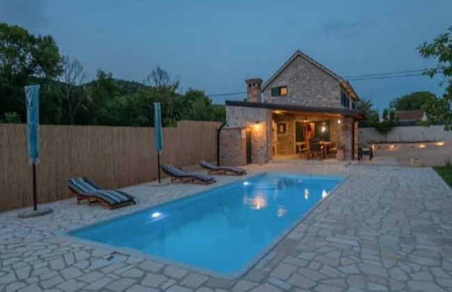 Adorable Holiday Home With Swimming Pool - Foto 16