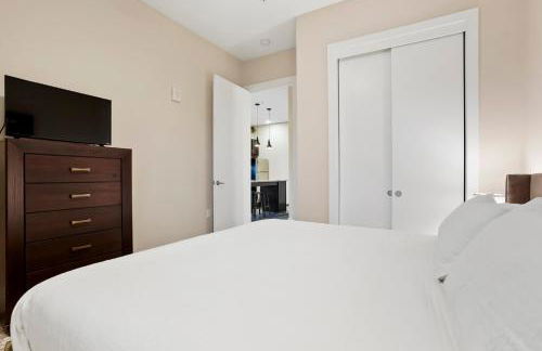 Unbeatable Location Golden Condo - Walk Everywhere - Photo 12