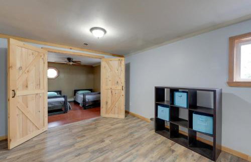 Love Shack Retreat Cabin with Deck and Yard! - Foto 22