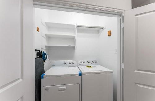 Luxury Oasis - Glam Decor, Putting Green, Arcade Fun & EV Station - Foto 9