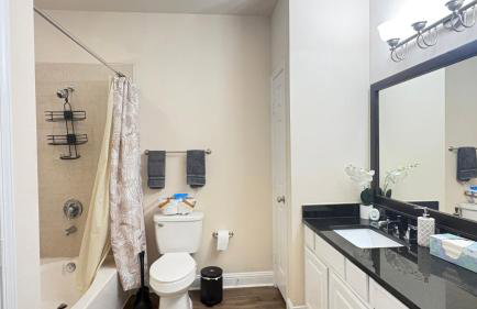 Relaxing Pool-View 1BR Near Top Houston Spots - Foto 9