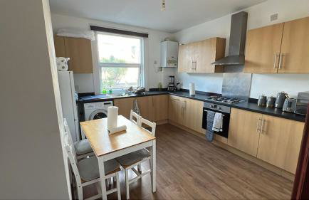 LARGE SELF CATERING HOUSE WITH WiFi CLOSE TO TRANSPORTS - Photo 40