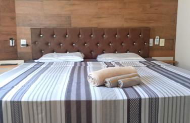 Terraço Familiar , 2 quartos com ar condicionado, 2 banheiros, churrasqueira a carvão , wi-fi, vaga para 2 carros suporta até 7 pessoas - Foto 5