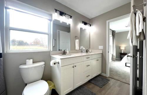 Central Cedar Falls Townhome - King Beds! - Foto 3