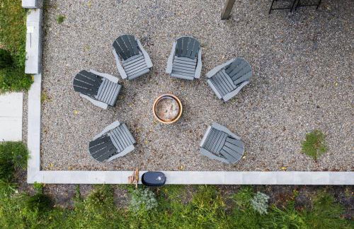 Rustic Luxe Creekside Retreat with Hot Tub and Fire Pit, Minutes From Hudson - Foto 40