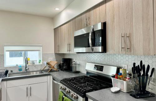 Cozy Chamber 3 BR Hollywood Townhouse - Photo 5