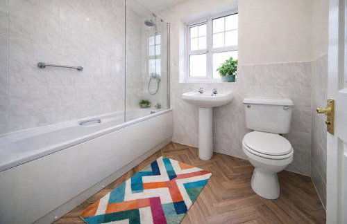 Bright 3BR House Ideal for Families & Groups - Foto 8