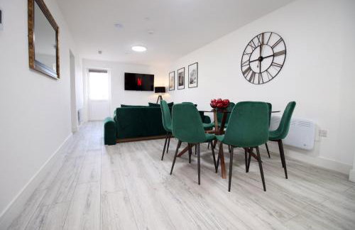 New Cardiff Bloc Exclusive Apartments By Prime Stays - Shops and Parking - Great for Groups and Families - Foto 2