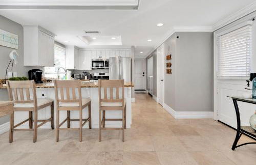 Beach Escape with Patio! 2 Min Walk to Sand & Surf - Foto 56