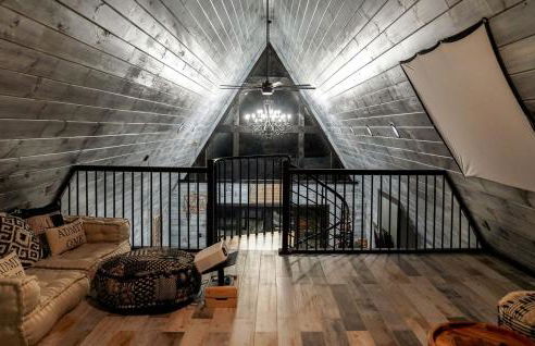 Romantic Escapes in this Stunning A-Frame in North Carolina with Access to a Private Hot Tub and Fire Pit - Foto 8