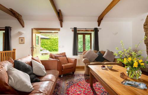Corn Barn at East Trenean Farm -Luxury Cornish Barn Conversion sleeping 8 with hot tub, private garden, rural views and EV facilities - Foto 4