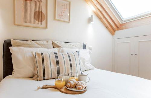 Bright 3BR Flat w/ AC in City Center by LovelyStay - Photo 28