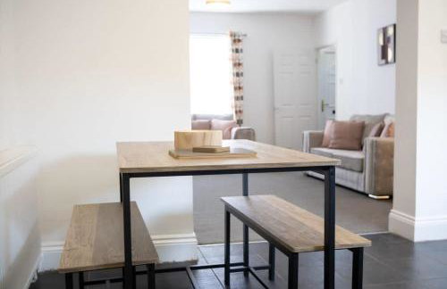 Elegantly 2-Bedroom in Ashington, Sleeps 3 - Photo 4