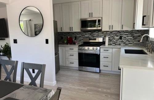 Cheerful house with EV, Parking & backyard - Foto 45