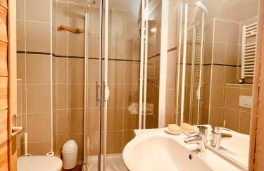 Chalet Alpe d'Huez 1850-Sea and Mountain Pleasure Avec 2 appartements- 1 Appartement 3 Chambres 8 Couchages - 3 Salles d'eau et 1 Appartement 5 Chambres 12 Couchages 5 Salles d'eau - Jacuzzi et Sauna -Pieds des Pistes et Centre - Foto 44