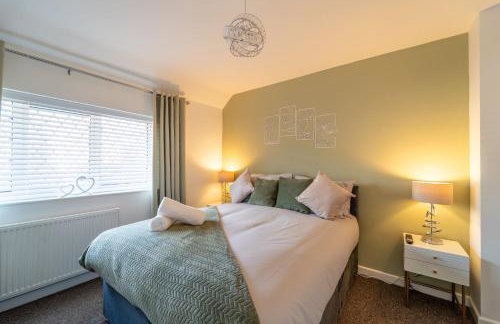 Cosy 3-Bed House With Parking, 5 Mins to QE & Uni - Photo 18