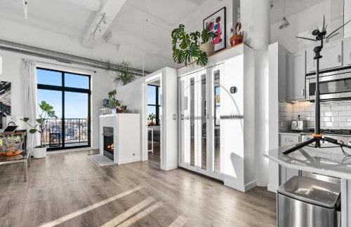 Modern Historic Loft 19ft Ceilings, Gym, Heated Parking, Skyline Views, Balcony - Foto 12