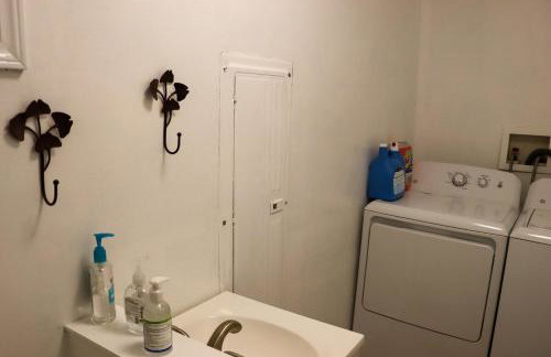 Large home with hot tub in serene wooded setting - Foto 52