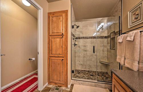 Near Hiking Munds Park Cabin with Deck and Yard - Foto 15