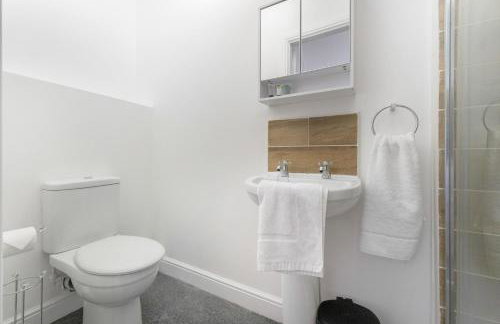 NEW! Stylish 5-Bed Apartment in Stockton-on-tees by Stay With Us, Perfect for Contractors & Large Groups, FREE Parking! - Foto 58