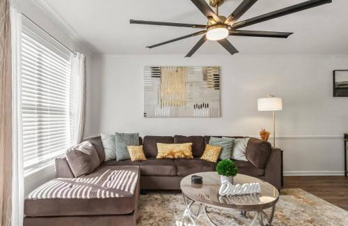 Day Dreamer minutes to Stadium with Fire pit and Parking - Foto 41