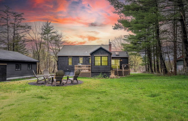 Charcoal Chalet by Avantstay A+ Design w/ Firepit - Foto 1