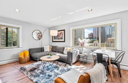 Downtown 2BR Penthouse with Prime Location & Views - Foto 1